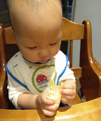 宝宝自主进食训练,给了一些软烂的食物,让宝宝自己感受