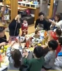 ���20��Ӳ����У�����11���ޣ�5��6Ů������һ���ڶ���ͷ