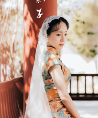去大理拍婚纱照发现,原来旗袍配头纱这么搭,别有一番韵味