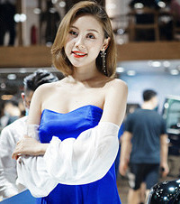 记录2020重庆车展上的美丽风景线,这个展台的小姐姐超可爱