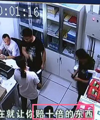 孩子逛超市先喝饮料后结账,营业员要求十倍赔偿,妈妈据理力争