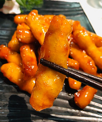 这家店的装修和菜品都好有特色,第一次在“金库”里吃土家菜
