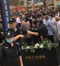 江津恒大开盘,像赶场一样,据说单价6000多比避暑房还便宜