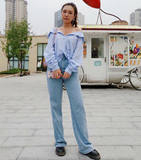 新买的衬衣领口超美,露肩设计清爽又性感,裤子也是超级显腿长