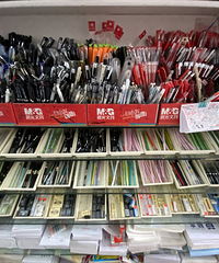 学校门口的文具店贩卖了重庆人12年的回忆,看看他们现在的样子