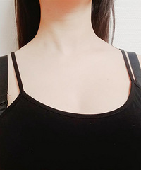 想问一下姐妹们,夏天穿衣服漏肩带会不会很奇怪?