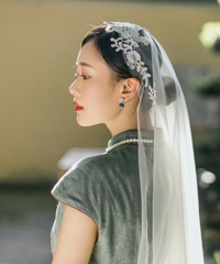 我认为只有复古才是永不过时的,所以拍了套新中式的婚纱照