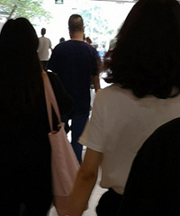 3号线背粉色帆布包的妹纸,你真的连坐轻轨的钱都没得吗?