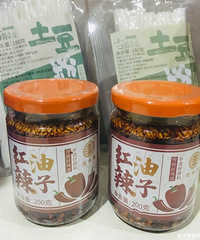 买了2包油辣子,夏天拌凉菜、拌面安逸得很