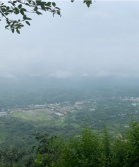 就在主城的山庄,200块包住宿三餐,环境舒服能烧烤,适合度假