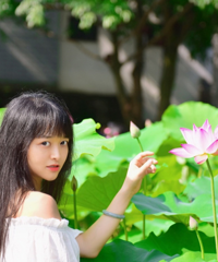 和荷花合影的正确姿势来了,这样拍不落俗套又好看