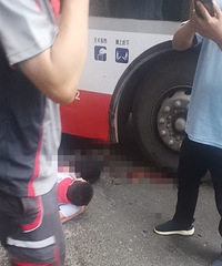 小孩踩滑板车上路又出事了,车祸现场看起好造孽哟
