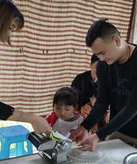 捞小鱼,打高尔夫,做荷叶面条,这个地方太适合遛娃和团建了