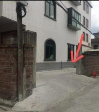 广东2男孩闯入私家车窒息死亡,家属要车主担责:你没关门