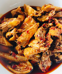 这家丰都麻辣鸡块分量足味道好,佐料拿来下面是对它最高的赞扬
