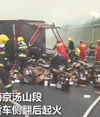 货车侧翻,车上2万台iPhone被烧