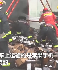 �����෭����iPhone���գ�Χ��Ⱥ�ڣ�2��̨���ճ�̿��