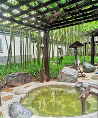 下雨天泡温泉是真的爽,还有泡泡浴,超级好耍还放松