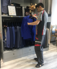 快递小哥大变身,工作服一脱穿上西装,谁还不是“霸道总裁”