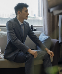 快递小哥大变身,工作服一脱穿上西装,谁还不是“霸道总裁”