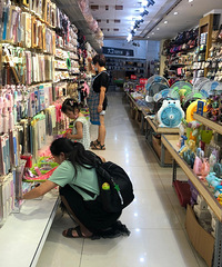 网购平台碾压实体店,2元店却原地逆袭?我来打探哈它的真实现状