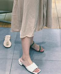 这个牌子的凉鞋打折,价格便宜穿上也舒服好看