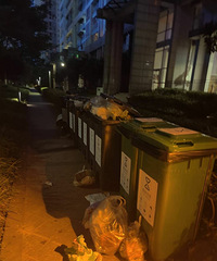 你们小区撤掉楼道垃圾桶,统一下楼倒垃圾没?我们小区臭气熏天了