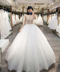 一个人在老公的“云陪同”下选婚纱,我们一致认为这件最好看