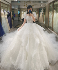一个人在老公的“云陪同”下选婚纱,我们一致认为这件最好看