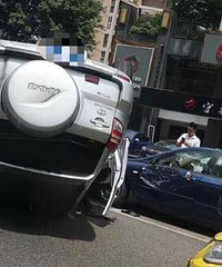 想请教一下这个车是怎么翻过来的?