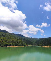 ����Ůɽ��һɽ֮�����и���ѵ��λùȣ���ˣˮ¶Ӫ�����˾���