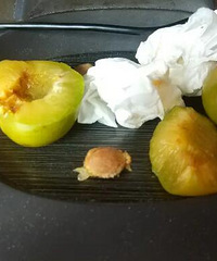 最近大家吃李子没?里面有白色的虫