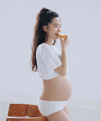 在怀孕期间带着妈妈来拍孕妈照,是很有意义的事情