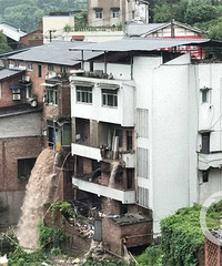 綦江民房成“瀑布”续,住户回忆惊魂一幕:正洗头,穿着睡衣就跑