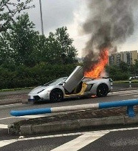 ������ƺ��������һ������������ȼ���յ�ֻʣ�³�ͷ��