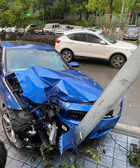 ����ͱ�·һ����˾����ײ·�ƣ���ͷ��������