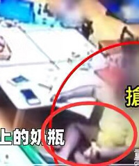 幼师夺走1岁多女童奶瓶和娃娃,不顾哀求将其推开,事后称开玩笑