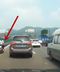 �±ƣ��ڻ��Ϸ��ֳ���������Ħ�У���һ��Ȼ�������У�