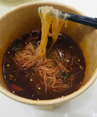 9.8买了12桶嗨吃家酸辣粉,日期还新鲜