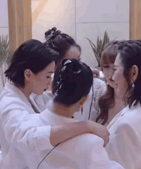 “海王”万茜左拥右抱处处撩妹,到底要骗走多少姐姐啊