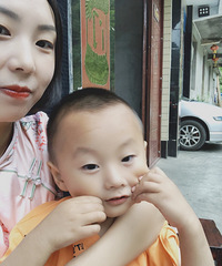 一个女人带着孩子,从事房产销售,每天既要带孩子,又要工作