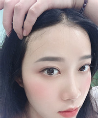 天生稀疏的高低眉,去纹了个雾眉,自然得就像扫了一层眉粉