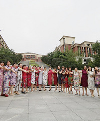 女儿今天高考,心态比我们大人好,家长群里的家长们都闹麻了