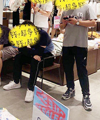 打折季的卖场,试衣间门口清一色男的,哈哈哈重庆男人真优秀