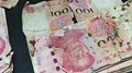 他把10万纸币藏厕所