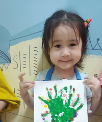 由由妹6月开始学习画画,去年2岁多画了两次,对她来说难了点