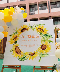 今天星辰幼儿园大班毕业午餐的场地装扮,安排得非常不错!