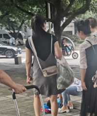 看到一位年轻妈妈打三四岁的儿子