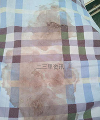 陕西一小学男生遭4名男同学霸凌,家长发现其宿舍被褥有大片血迹