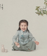 小时候她有点怕生,拍照就哭一岁的摄影,拍了3次,每次都哭